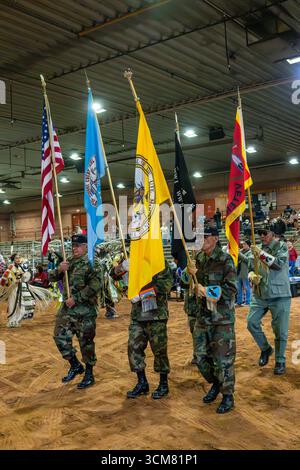 La guardia d'onore porta le bandiere di un Powwow nativo americano a Moab, Utah. Tutti i membri sono veterani milziari. Foto Stock