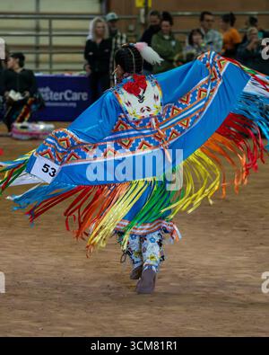 Una donna amerinda che dona la Fancy Shawl Dance a un Powwow nativo americano a Moab, Utah. Foto Stock