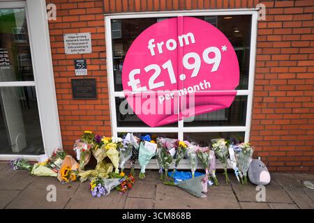 Tributi fuori da énergie fitness, Hyde, in memoria di Ricky Hatton, morto all'età di 46 anni. Hatton, che ha annunciato a luglio che sarebbe tornato sul ring in un incontro professionale a Dubai a dicembre, è stato trovato morto nella sua casa di Hyde. La polizia di Greater Manchester ha detto che non trattavano la morte come sospetta. Data foto: Lunedì 15 settembre 2025. Foto Stock