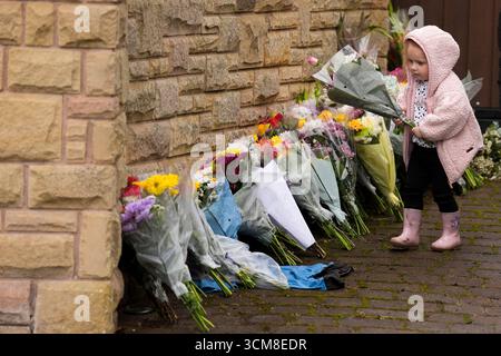 Permesso genitoriale concesso: Taya Price, 2, rende omaggio floreale in memoria di Ricky Hatton, morto all'età di 46 anni. Hatton, che ha annunciato a luglio che sarebbe tornato sul ring in un incontro professionale a Dubai a dicembre, è stato trovato morto nella sua casa di Hyde. La polizia di Greater Manchester ha detto che non trattavano la morte come sospetta. Data foto: Lunedì 15 settembre 2025. Foto Stock