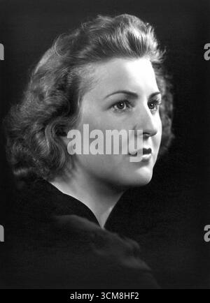 Ritratto di Eva Braun – foto in studio, fine anni '1930 Probabilmente sono stati girati nello studio di Heinrich Hoffmann a Monaco Foto Stock