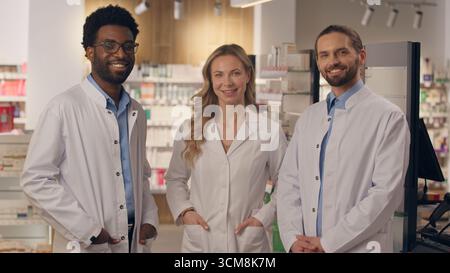 Team di persone multirazziali medici uomini donna in farmacia farmacia farmacia operatori sanitari professionali in camici medici farmacista medico terapista team Foto Stock