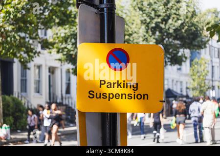 Cartello di sospensione per il parcheggio temporaneo su UK City Street Foto Stock