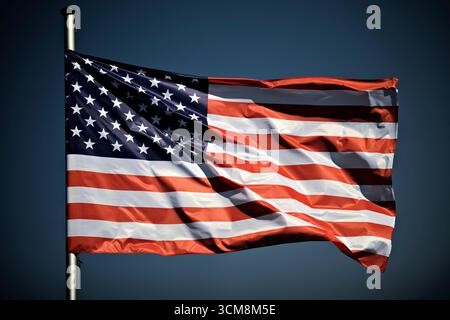 USA, bandiera nazionale che soffia nel vento Foto Stock