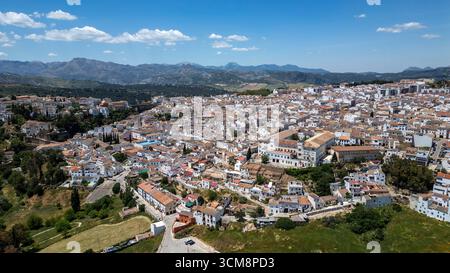 Vista panoramica sulla storica Ronda e sulle montagne circostanti Foto Stock
