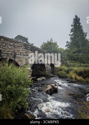 Ponte sul fiume East Dart a Postbridge su Dartmoor, Inghilterra. Foto Stock