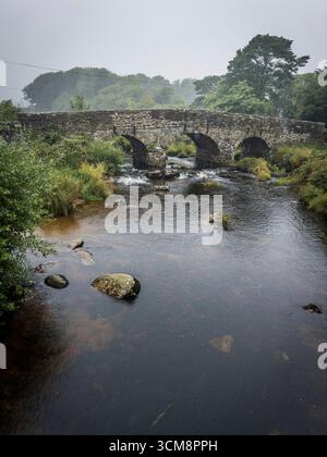 Ponte sul fiume East Dart a Postbridge su Dartmoor, Inghilterra. Foto Stock