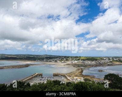 Vista dal monte St. Michaels alla città costiera di Marazion, Cornovaglia, Inghilterra. Foto Stock