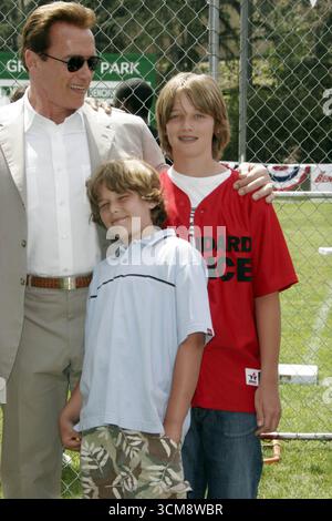 Arnold Schwarzenegger e i suoi figli Patrick e Christopher ad una celebrità partita di softball all'UCLA per la prima di "The Benchwarmers" al Mann Village Theater, Westwood, California - 2 aprile 2006 Foto Stock