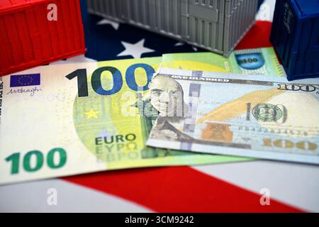 Banconota da euro e dollaro strappata davanti ai container sulla bandiera degli Stati Uniti, disputa doganale con foto simboliche e accordo doganale Foto Stock