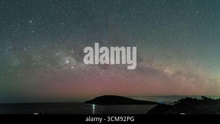 Cielo stellato sopra Opossum Bay, un'area residenziale rurale nella regione di Hobart in Tasmania. Foto Stock