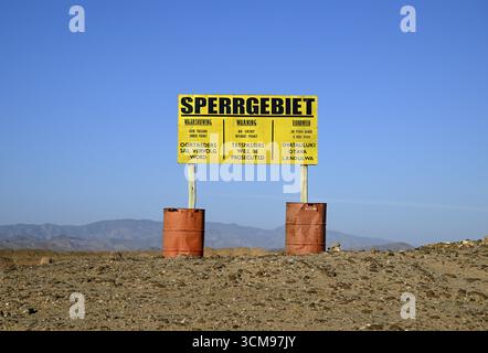 Cartello con indicazione di zona ad accesso limitato, area riservata ai diamanti, vicino a Oranjemund, regione di Karas, Namibia Foto Stock