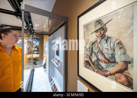 Londra, Regno Unito. 15 settembre 2025. R) «Ritratto di Havildar Gaje Ghale VC, 2/5th Royal Gurkha Rifles», che ha ricevuto la Victoria Cross dopo aver condotto un assalto su una collina fortificata nelle Chin Hills nel 1943. Anteprima di Beyond Burma: Forgotten Armies al National Army Museum. La mostra segna 80 anni dalla campagna birmana nella seconda guerra mondiale e fa luce sugli eserciti “dimenticati” che vi hanno servito, sulle loro esperienze e sui contributi che hanno dato. Lo spettacolo si svolge dal 16 settembre 2025 al 13 aprile 2026. Crediti: Stephen Chung / Alamy Live News Foto Stock