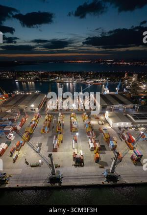 Veduta aerea di notte verso il terminal di scarico dei container del porto di Burgas, Bulgaria. Logistica e trasporti Foto Stock