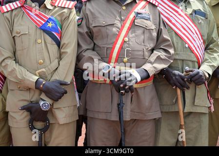 SUDAN DEL SUD, Stato dei Laghi, Rumbek, cerimonia funebre all'aeroporto per il defunto Governatore generale Matur Chut Dhuol , entourage dei funzionari del governo Dinka in uniforme con la fascia / SÜDSUDAN, Stato dei Laghi, Stadt Rumbek, Trauerzeremonie am Flughafen für den verstorbenen Gouverneur generale Matur Chut Dhuol, er War Gouverneur des Lakes State, Entourage von Regierungsbeammit ten Schärpe Foto Stock
