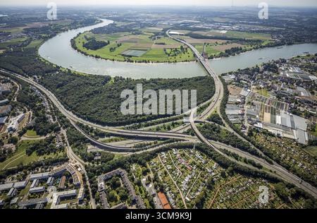 Vista aerea, Uedesheimer Rheinbogen e autostrada A46 uscita Bilk, nonché il ponte Fleher e la foresta Fleher sul fiume Reno nel distretto di Flehe in Foto Stock