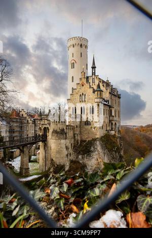 Castello di Lichtenstein in un paesaggio invernale, costruito su una roccia vicino a un burrone, Baden-Württemberg, Germania Foto Stock