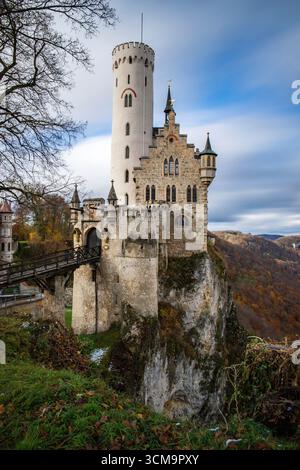 Castello di Lichtenstein in un paesaggio autunnale, costruito su una roccia accanto a un burrone, si erge alla luce del sole, Baden-Württemberg, Germania Foto Stock