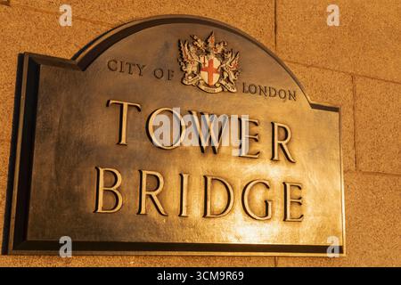 Inghilterra, Londra, cartello Tower Bridge Foto Stock