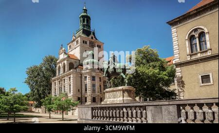 Museo nazionale bavarese in Prinzregentenstrasse nel quartiere Lehel di Monaco. Progettato da Gabriel von Seidl e eretto tra il 1894 e il 1900. La statua equestre del principe reggente Luitpold di Baviera fu creata nel 1901-1913 dallo scultore Adolf von Hildebrand in stile neo-barocco. Foto Stock