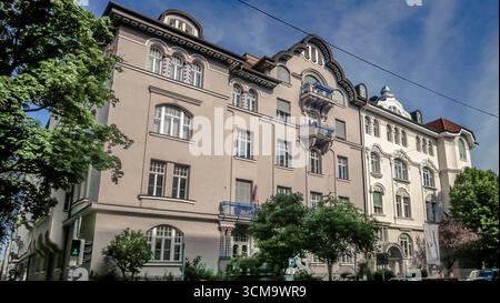 Edificio di appartamenti Art Nouveau a Schwabing a Monaco di Baviera con un edificio ad angolo riccamente strutturato con finestre a bovindo e balconi. Costruito nel 1904. Foto Stock