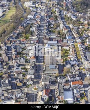 Vista aerea, Brueckenplatz e Clemens-August-Strasse, rotonda con cartello A, Arnsberg, Sauerland, Renania settentrionale-Vestfalia, Germania, a-artwork, Brai¿½ Foto Stock