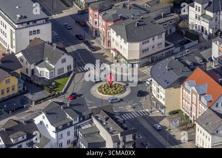 Vista aerea, Brueckenplatz e Clemens-August-Strasse, rotonda con cartello A, Arnsberg, Sauerland, Renania settentrionale-Vestfalia, Germania, a-artwork, Brai¿½ Foto Stock