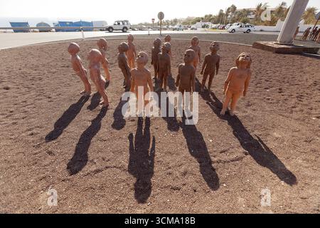 Fuerteventura, scultore cubano della rotonda Lisbet Fernandez 30 sculture di bambini, opere d'arte Caminos, rotatoria Morro Jable, Isole Canarie, i Canarie Foto Stock