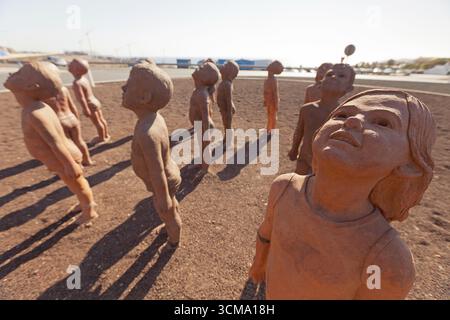 Fuerteventura, scultore cubano della rotonda Lisbet Fernandez 30 sculture di bambini, opere d'arte Caminos, rotatoria Morro Jable, Isole Canarie, i Canarie Foto Stock