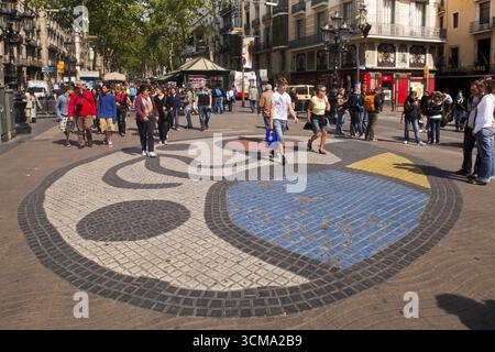 Mosaico di Miro, mosaico di pavimento, turisti, Ramblas, Ramblas, zona pedonale, Barcellona, Catalogna, Spagna, Europa, tour della città, turismo, tour della città in Europa, Foto Stock