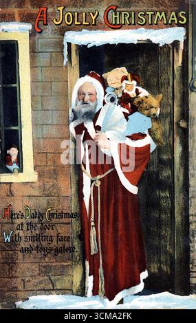 Babbo Natale si trova davanti a una porta innevata, dita alle labbra, sacco pieno di giocattoli: Orsacchiotto, bambola e molto altro ancora. All'interno, due bambini sbirciano da dietro una tenda, con gli occhi spalancati di meraviglia. Un versetto allegro sotto accoglie “Papà Natale”. Pubblicato da A. & G. Taylor, Londra, questo biglietto del 1913 cattura segretezza, delizia e fascino festivo edoardiano. Da un biglietto di auguri edoardiano originale. Foto Stock