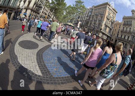 Mosaico di Miro, mosaico di pavimento, turisti, Ramblas, Ramblas, zona pedonale, Barcellona, Catalogna, Spagna, Europa, tour della città, turismo, Catalogna, Europa Foto Stock
