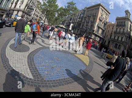Mosaico di Miro, mosaico di pavimento, turisti, Ramblas, Ramblas, zona pedonale, Barcellona, Catalogna, Spagna, Europa, tour della città, turismo, Catalogna, Europa Foto Stock