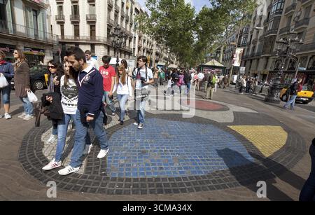 Mosaico di Miro, mosaico di pavimento, turisti, Ramblas, Ramblas, zona pedonale, Barcellona, Catalogna, Spagna, Europa, tour della città, turismo, Catalogna, Europa Foto Stock