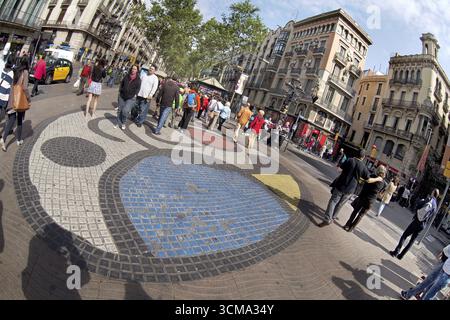 Mosaico di Miro, mosaico di pavimento, turisti, Ramblas, Ramblas, zona pedonale, Barcellona, Catalogna, Spagna, Europa, tour della città, turismo, Catalogna, Europa Foto Stock