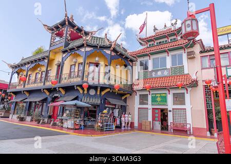 Los Angeles, CALIFORNIA, USA - 10 settembre 2025: Esterno delle aziende situate a Chinatown Central Plaza nel centro di Los Angeles, CALIFORNIA. Foto Stock