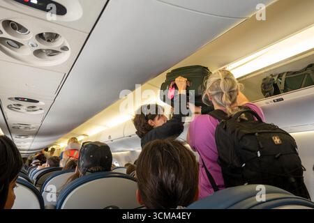 I passeggeri che escono dal volo Delta all'arrivo al SLC, 2025, USA Foto Stock