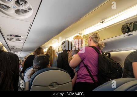 I passeggeri che escono dal volo Delta all'arrivo al SLC, 2025, USA Foto Stock