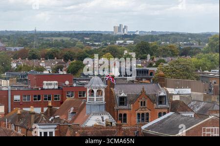 Vista sulla città di Guildford dal castello di Guildford, Surrey, Inghilterra, Regno Unito, con i blocchi di torre di Woking all'orizzonte Foto Stock