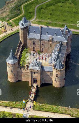 Muiderslot (Castello di Muider), castello e museo con fossati, Muiden, Olanda settentrionale, Paesi Bassi, Europa, vista aerea, vista dall'alto, fotografia aerea, ae Foto Stock