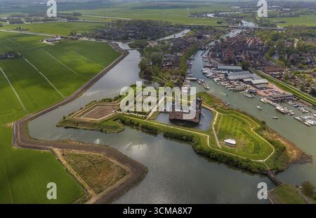 Muiderslot (Castello di Muider), castello e museo con fossati, Muiden, Olanda settentrionale, Paesi Bassi, Europa, vista aerea, vista dall'alto, fotografia aerea, ae Foto Stock