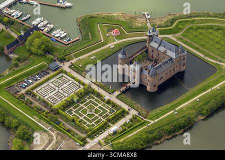 Muiderslot (Castello di Muider), castello e museo con fossati, Muiden, Olanda settentrionale, Paesi Bassi, Europa, vista aerea, vista dall'alto, fotografia aerea, ae Foto Stock