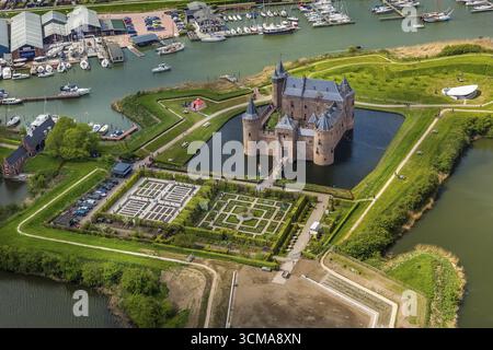 Muiderslot (Castello di Muider), castello e museo con fossati, Muiden, Olanda settentrionale, Paesi Bassi, Europa, vista aerea, vista dall'alto, fotografia aerea, ae Foto Stock