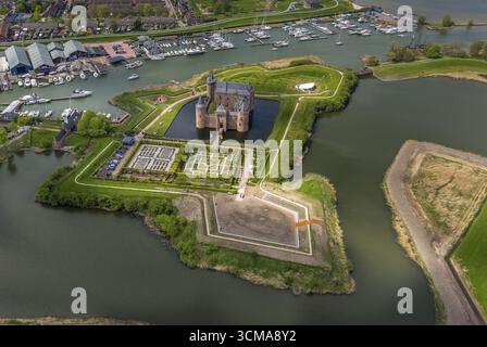 Muiderslot (Castello di Muider), castello e museo con fossati, Muiden, Olanda settentrionale, Paesi Bassi, Europa, vista aerea, vista dall'alto, fotografia aerea, ae Foto Stock