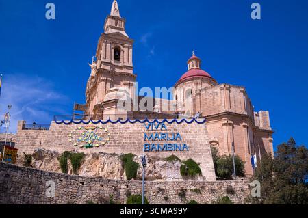 L'isola mediterranea di Malta e in particolare Mellieha, una città nel nord del paese sulla costa. Foto Stock