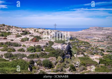 L'isola mediterranea di Malta e in particolare Mellieha, una città nel nord del paese sulla costa. Foto Stock