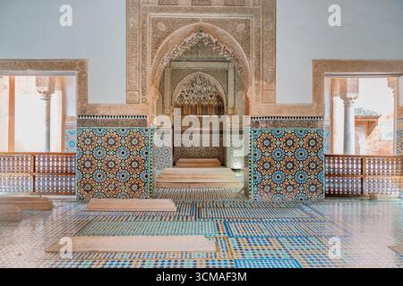 Gli interni delle Tombe Saadiane mostrano intricate piastrelle e tranquilli luoghi di riposo a Marrakech in Marocco Foto Stock