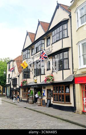 La Corona alla casa pubblica di Wells, Wells, Inghilterra. Data: Luglio 2025. estate Foto Stock