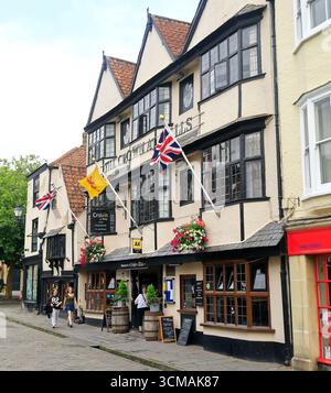La Corona alla casa pubblica di Wells, Wells, Inghilterra. Data: Luglio 2025. estate Foto Stock