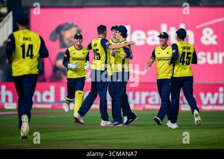 ZzxWARWICKSHIRE, REGNO UNITO. 13 settembre: Chris Wood degli Hampshire Hawks (centro) celebra dopo il licenziamento di David Willey del Northamptonshire Steelbacks (capitano) catturato da Toby Albert degli Hampshire Hawks durante Northamptonshire Steelbacks vs Hampshire Hawks - Vitality Blast semifinale all'Edgbaston Cricket Ground sabato 13 settembre 2025 a WARWICKSHIRE, REGNO UNITO. Crediti: Taka Wu/Alamy Live News Foto Stock